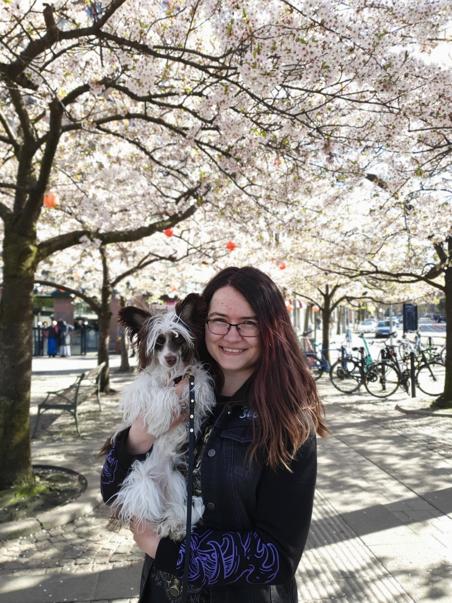 Lisa håller Cruella under körsbärsträd i Göteborg